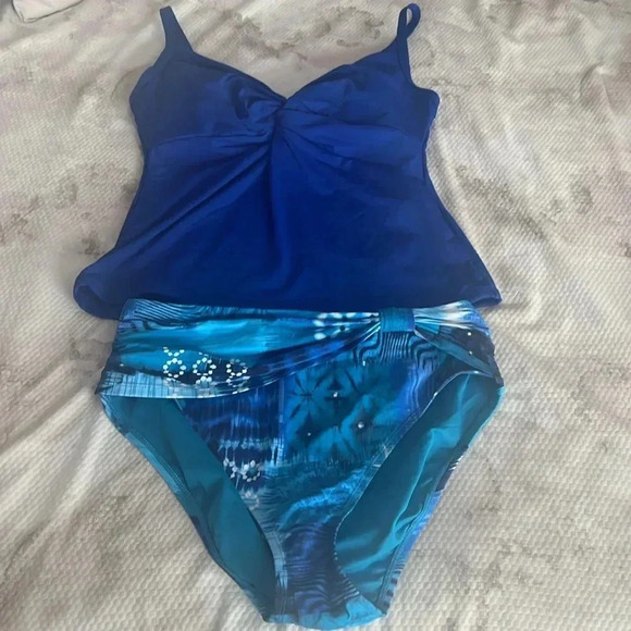 LET'S GET TWISTED D CUP V NECK
TANKINI TOP SIZE 10D BOTTOM SIZE 10 - Picture 7 of 10